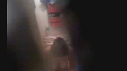 Seçici müşteri kıçını parmağıyla kontrol etti ve fahişeyi ücretsiz sex kıçına soktu
