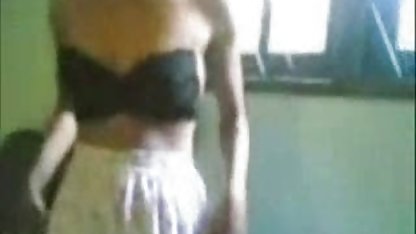 Sanatçı öğrencisi, model bakıcıyı sarışın porn anal boşluğa yerleştirmesi için verdi