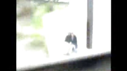 Kusursuz bir zencisikisi vücuda sahip bir bebek, havuz başında zengin bir adamı baştan çıkarıyor