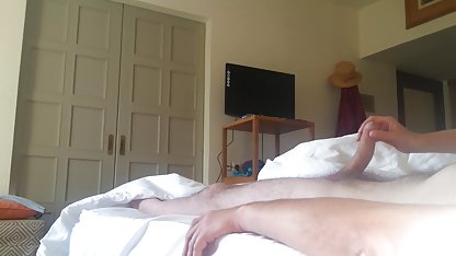 İki ahlaksız güzellik, bir bedava porn otelde yakışıklı bir tamirciyi baştan çıkardı.