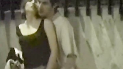 Bir porno seks filmi seyretmek istiyorum dökümünde, bir arkadaşım botlarla busty bir sarışın kapalı sıcak yırttı