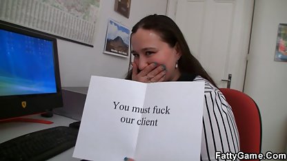 Çorap melez havuzda kıçını bükülmüş ve vajina yalama kendine sert bir fuck verdi