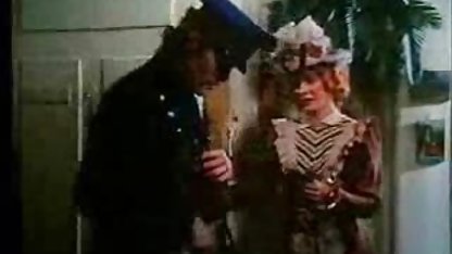 Kıvırcık saçlı adam sıcak duş ve yatak odasında dövmeli bir milf sert sex becerdin