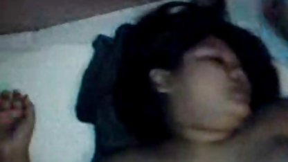Yemyeşil ev kadını kıçına büyük karısını siktiriyor bir yapay penis kullanıyor