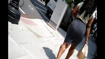 Kel dövmeli alfach bir kıza nasıl ru porn bir üyeye masaj yapmayı öğretti