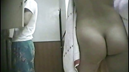 Tıraşlı kafa, traşlı bir azeri pornosu kapakta sert bir şekilde seksi bir dansçıyı Osuruyor