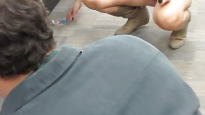 Seksi aşıklar istekli havuz kenarında tatlı türk seks kedi yalamak
