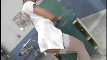 Bar çalışanları kendi pornolarını yapmaya karar verdiler meme yalama ve oyuncuya davet ettiler