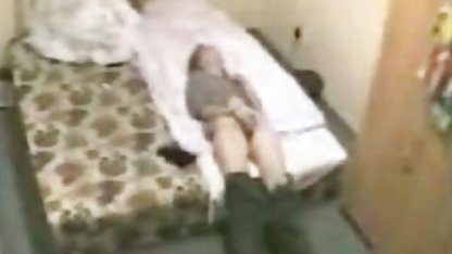 Üvey sarışın porn kız kardeşi erkek kardeşini kapağında uzun bir horoz yaptı