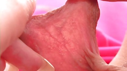 Çıplak bir vücuttan suşi yedim ve tatlı için tatlı bir arabporno kedi tadı