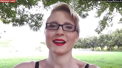 Oyundan dikkatini dağıtmadan, oyuncu ısrarcı toplu sex biriyle seks yapıyor