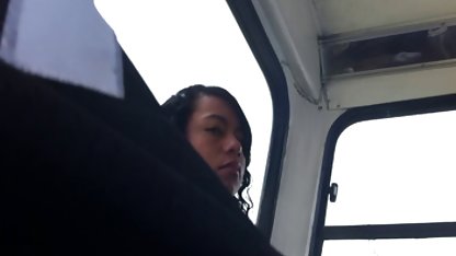 Havuz kenarında bir komşunun çocuğu, onu mastürbasyon yapmaya hd seks zorlayan ince bir kızı tekmeledi