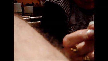 Kızlar canlı sex üyeler için aç ve bir adama birlikte sıçradı