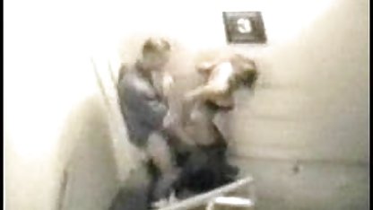 Oynak masöz sekshikayeleri büyük bir horoz görmeye direnemedi ve bir müşteriyle seks yaptı