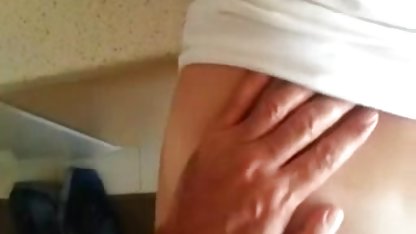 Tıraşlı adam sert arka odadaki bir tabaklanmış sürtük becerdin açık seks filmi