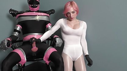 Petite dadı klasik porn tutkuyla iş yerine meşgul bir adam sikikleri