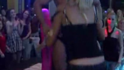 Zorlu bir günün ardından Başarılı Latina hporno sevgilisi ile birlikte yatak odasında eğlenir
