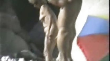 Bir oyuncakla bir güzellik eşek oyulmuş ve bir noktada aile ici sikis elastik bir horoz dövülerek