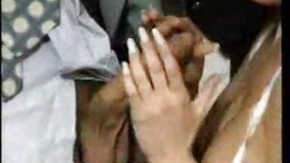 Kahvaltı yerine, koca karısını mutfakta kızlık bozma videoları kaydırdı ve spermini besledi