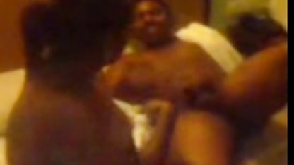 Bir web kamerada, bir arkadaş bacaklarıyla bir türk liseli porn horoz mastürbasyon yaptı ve kendine bir öpücük verdi
