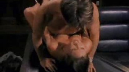 İtaatkâr Latina usulca bir usta porno3 önünde çörekler yayılır