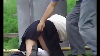 Nazik öpücüklerle, ahbap tırpanlı bir esmer aldı ve onu seks siteleri kanepede yırttı