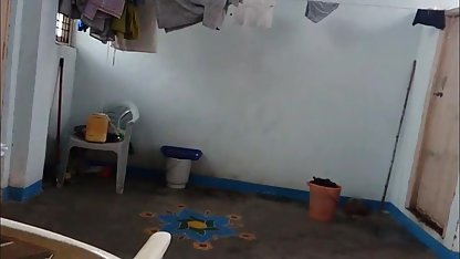 Seksi esmer eşek ünlü porn büyük bir horoz kapmak