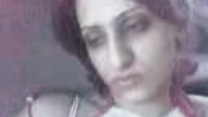 Bacaklarını yaladıktan sonra, sulu zorla sex bir oral seks var