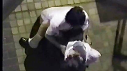Esmer erotik hikayeler bir striptiz kulübünde röportaj için geldi ve yanlışlıkla bir üyeye koştu