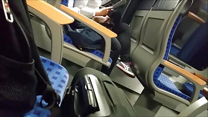 Duygusal sulu am bir şarkı ile başladı ve bir toplu tecavüzle anlaştılar
