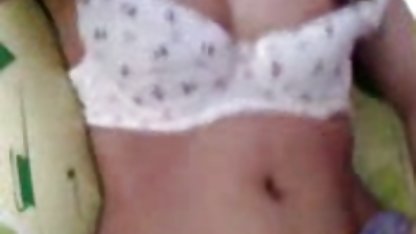 Küçük bir ormanda, bir üvey anne sex arkadaşına derin bir oral seks verdi ve kendini göstererek