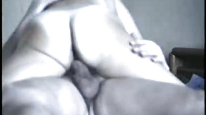 Sulu sarışın koltukta kedi gizli sex masturbates