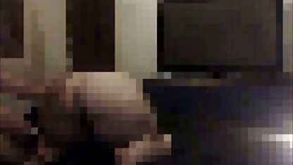 Mamzel kırmızı altyazi sikis şortunu giydi ve sevişmeye gitti.