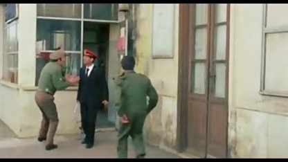 Babam uyur ve pornaindir oğlunun genç karısına siyah bir kadınla baktığından şüphelenmez