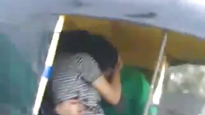 Kahvaltı yerine kocam, ifşa porn misafirlerine bakan genç bir komşunun kıçına uçtu