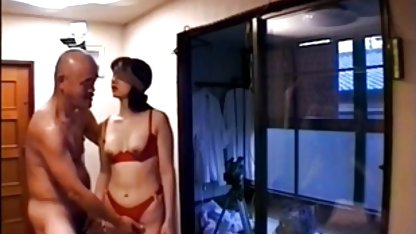 Yaşlı baba kızının önünü sex pornu yalıyor ve onu sikikleri