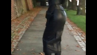Sigara içen seks filmi seks filmi kadın bahçeye yerleşti.