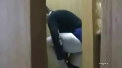Esnek esmer erkek arkadaşı büyük bir horoz baskısı altında sikişş inliyor