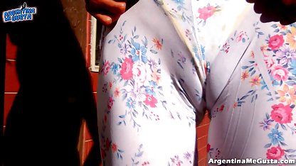Landscaper sarışın havuzda kurtardı ve siyah dick ile yaşlı sex gagaladı