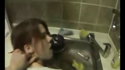 Kız kardeşini ziyaret etti vk incest porn ve gizlice eşekle kocasıyla seks yaptı.
