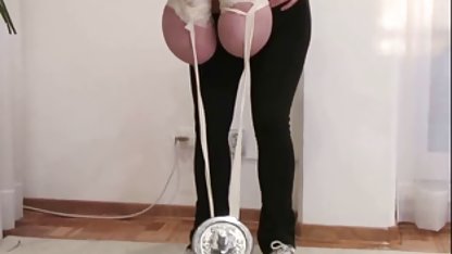 Uzun lporno bacaklı kız sıcak parmak bir erkekle seks öncesi kedi traş