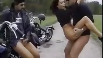 Aç bir adam, sikme şapkasını çıkarmadan busty bir kız arkadaşına sopa attı