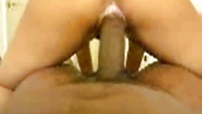 Zengin kaltak sert porn bacaklarını bir güvenlik görevlisinin önüne yayar