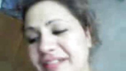 Muhteşem milf havuz başı tarafından baştan ve onun sijiş noktasını yalamak zorunda