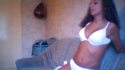 Kolayca erişilebilen milf, arka mobil sex koltukta Uber'ün taksi şoförü ile seks yapıyor