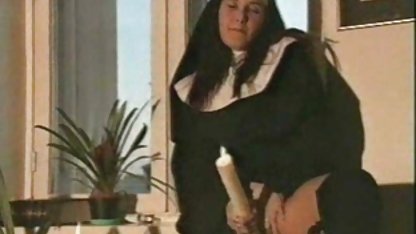 Kaslı bekçi arka odadaki kızıl cüce porn saçlı hırsızı sert bir şekilde becerdi