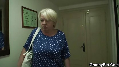 Sözleşmenin sex pprno iyiliği için Kukold, ortağın eşini onun önünde becermesine izin verdi.