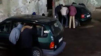 Bir çanta vişne için, oynak bir sekshikayesi kız bacaklarını bir adamın önüne yattı